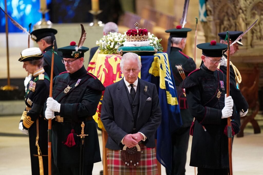 Funeral de la Reina Isabel II al frente su Hijo el Rey Carlos ante su feretro